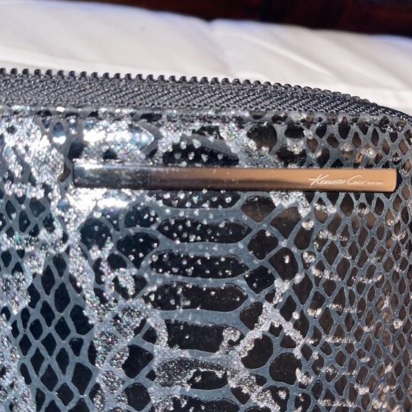 NEW KENNETH COLE NEW YORK Leather Black CLUTCH WALLET - Picture 4 of 5